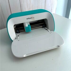 Cricut Joy. Comes with carrying case, power supply, card mar, standard mat.